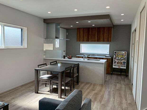 【5号地内観（LDK）】床材やキッチン、建具の全てにこだわりが詰まっている内装です。