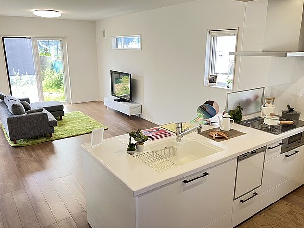 【キッチン】リビングやダイニングを見渡せるオープンな『ペニンシュラキッチン』を全邸採用♪対面のカウンターとしても使える広い天板は、お料理の際にも広々使えるキッチンです。
