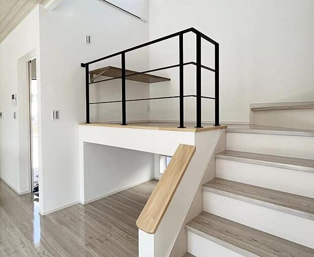 【開放感のあるスキップフロア※1号棟・3号棟のみ】スキップフロアがあることで開口感のあるリビングを演出します♪※写真はイメージです。