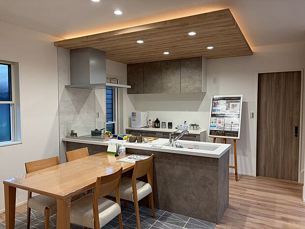 【内観イメージ】他分譲地にて同仕様のモデルハウス(完成物件)ご案内できます♪お料理中も家族との会話が楽しめる人気の対面式キッチンを採用。忙しい毎日をサポートする備え付けのカップボード、食器洗乾燥機を完備してます。