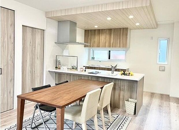 【リビング】高級感のあるフロアはお掃除もしやすく人気のフロア。家族が集まる憩いの場のリビングは、随所に窓を設けており、日当たり・通風良好です。（画像はイメージ）