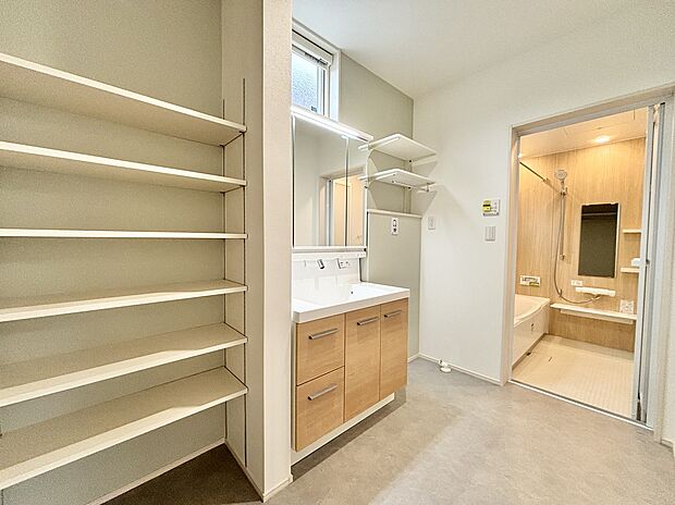 【【洗面化粧台】~当社施工例~】90cm幅の洗面化粧台は三面鏡の中が可動の収納棚になっています。コンセントもある為電動歯ブラシやシェーバーなどもすっきりと収納できます。