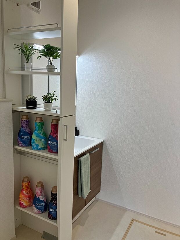 【洗面脱衣室】洗面化粧台と洗濯機置き場の間の便利な可動式収納棚
