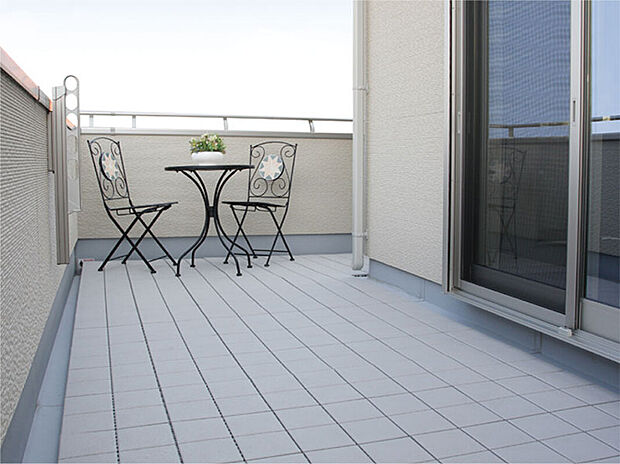 【バルコニー】2階のバルコニーは、戸建ならではの自由な使い勝手の良さが魅力です。周囲の目を気にせず洗濯物を干したり、家事の合間にお茶を楽しんだり。家族みんなが満足のオープンスペースです（画像はイメージです。）