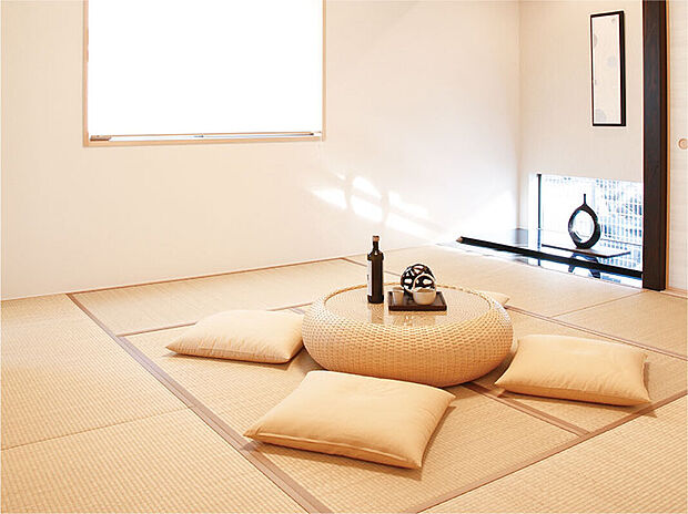 【和室】心が落ち着く和室は、半帖畳を取り入れたモダンなデザインに。畳の風合いを感じながら、くつろぎのひと時を満喫できます。家事をするスペースとしても活用できます。（画像はイメージです。）

