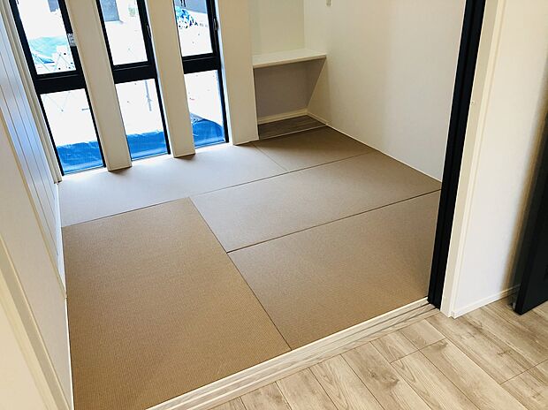 【和室】他分譲地にて同仕様のモデルハウス（完成物件）ご案内できます♪お客様へのおもてなしや子どもの遊びスペースとして最適な洋和室。窓を完備し、明るく心地の良い空間でリラックスしたひと時をお過ごしいただけます。