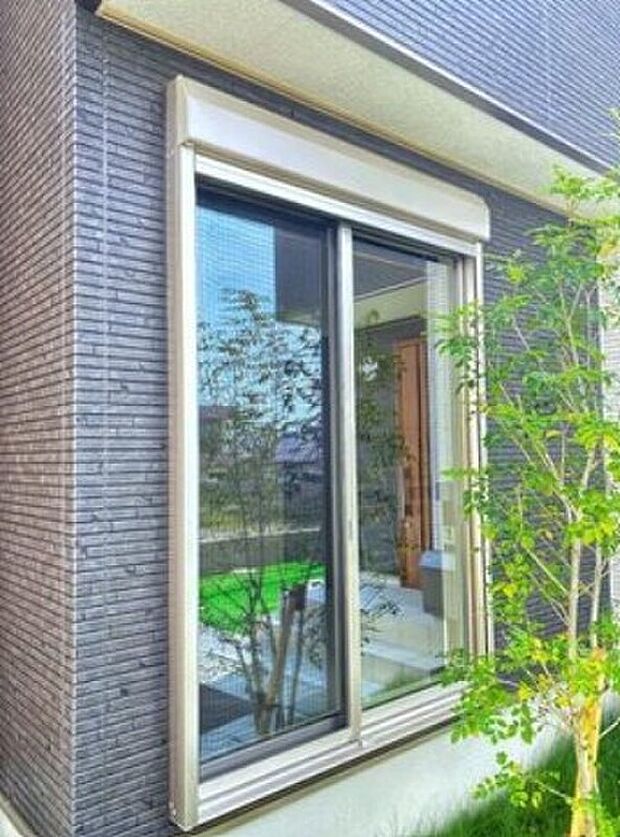 【シャッター雨戸】大切な家と家族を守るシャッター雨戸は、ロックを内側からしかはずせないから防犯性に優れ、台風などにも安心です。
※画像はイメージです