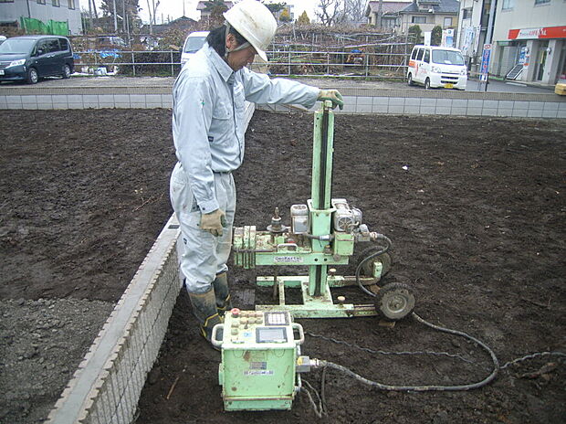 【地盤調査】タマホームでは、契約後、着工前に地盤調査を実施し、建築に適した強度を有しているかを確認します。その結果、地盤の強度が不足していると判断した場合、基礎補強工事や地盤改良工事(※)を行い、建築に適切な地盤の強度を確保いたします。さらに、お引き渡し後10年間は、万が一の地盤沈下による建物の損害が発生した場合に備え、大手損害保険会社の保険による賠償資力の確保を適切に行い、地盤保証を行っております。