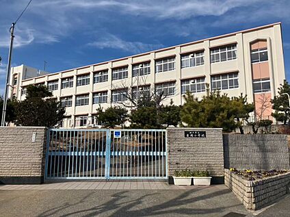 岩岡小学校　 750ｍ(徒歩約10分)