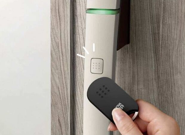 【玄関ドア】アプリでスマホと連動可能な玄関ドアを採用！！ 
タグキーを近づけるだけで、サッと施解錠できるから、面倒なカギの操作を省いて、スマートに出入りできます。荷物が多い際には大変便利です♪ 