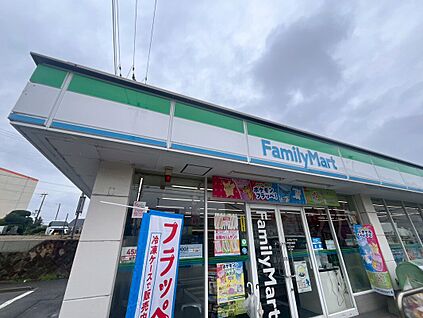 ファミリーマート姫路中島店 370ｍ(徒歩5分)