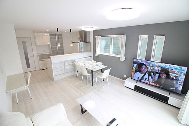 約１６.５帖ＬＤＫ
タカラ製マルチシステム(背面収納付)、リビング家具、ダイニング家具、６５インチテレビ付ＴＶボード、エアコン、Ｗカーテン、照明付