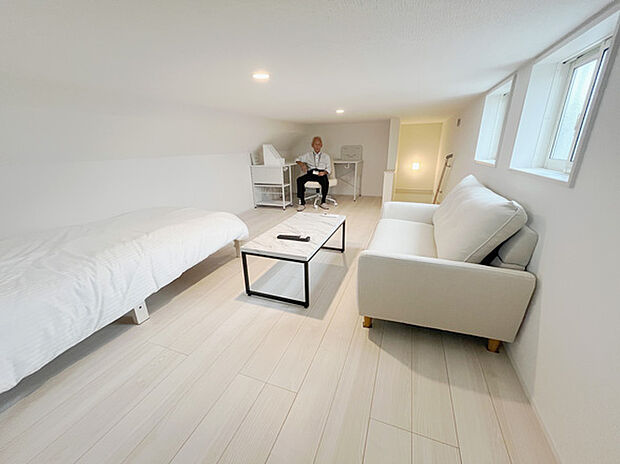 約１１帖中３Ｆ寝室兼書斎(天井高１ｍ４０)
エアコン、パソコンデスク、４０インチテレビ付ＴＶボード、シングルベッド一式、ソファー、窓付の多目的に使える快適な空間です。