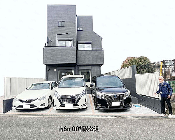 ６ＬＤＫ(中３階含む)＋
カラーストーン張りパーキング＆庭園の堂々たる外観