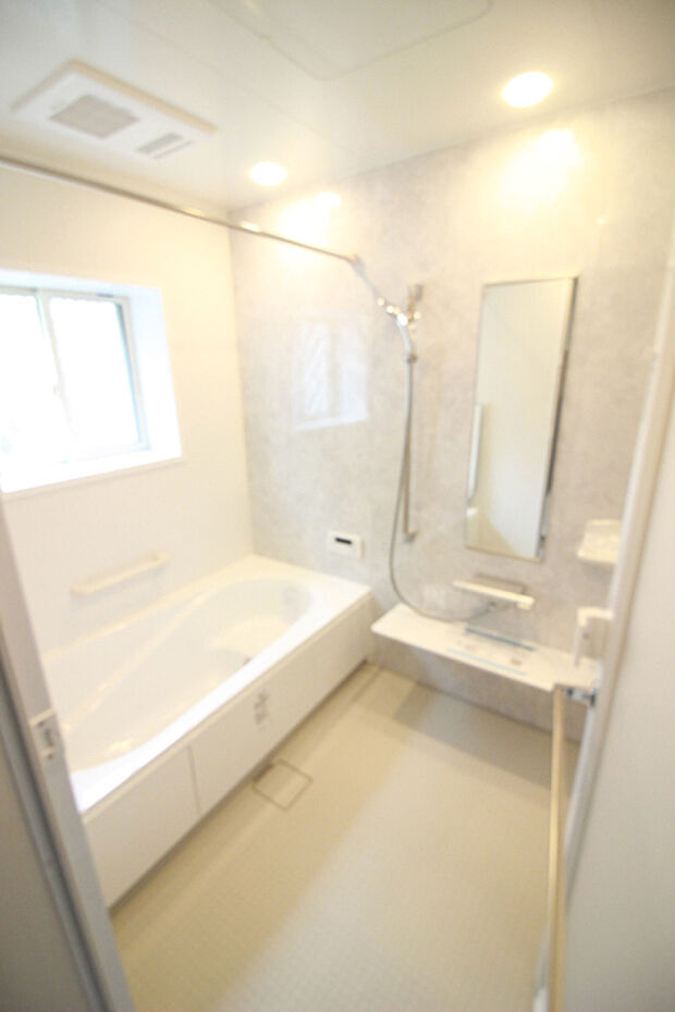 【【２.５帖大型システムバスルーム】】浴室用暖房乾燥機、窓、手すり、鏡面壁、半身浴槽のある快適浴室