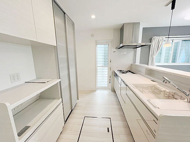 【タカラ製マルチ対面オープンシステムキッチン】ビルトイン食器洗い乾燥機、浄水器内蔵シャワー水栓、背面家電食器収納付