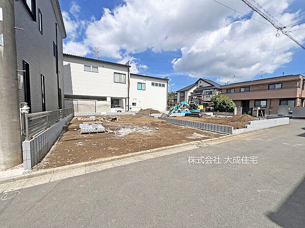 ゆとりある道路に面し、陽当たり良好^^