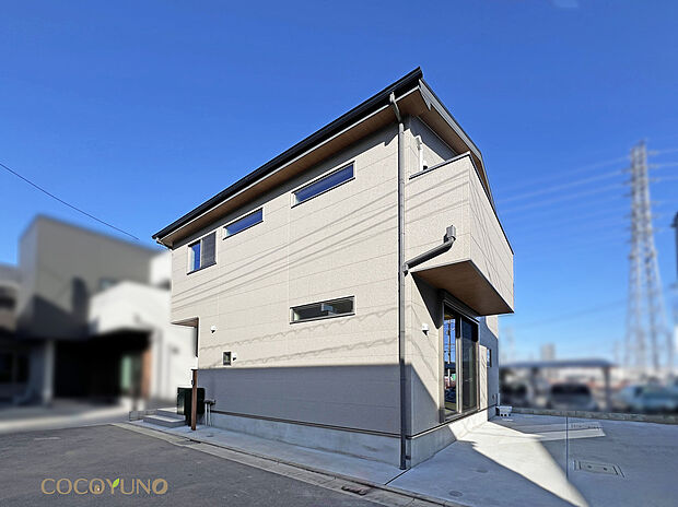 当社施工例:ラントダークグレーカラーを採用した、重厚感のある外観