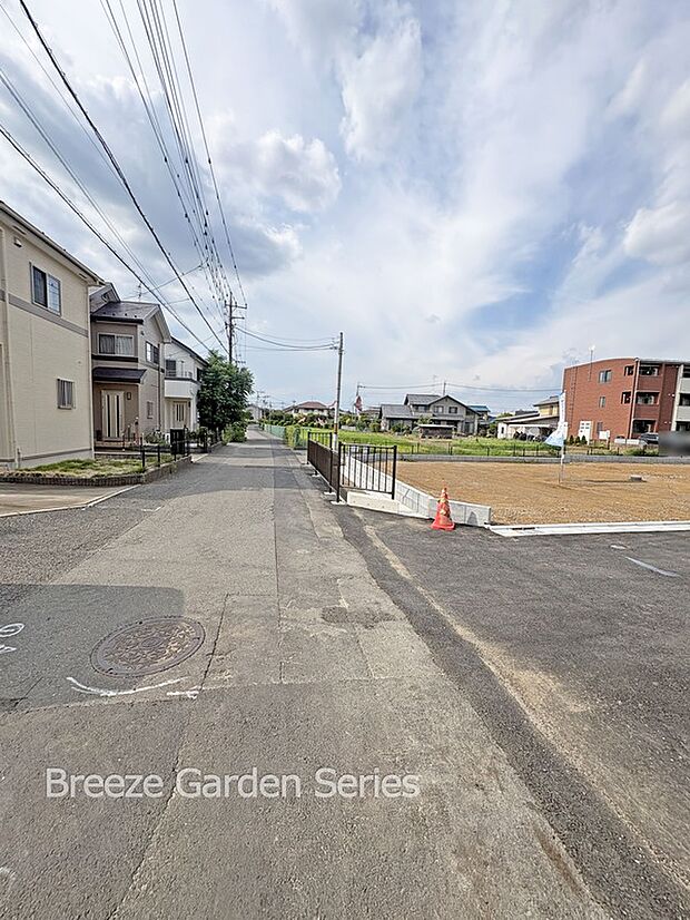 南西側を通る、分譲地が面している幅4ｍの公道です。
現地写真2026.8.21撮影