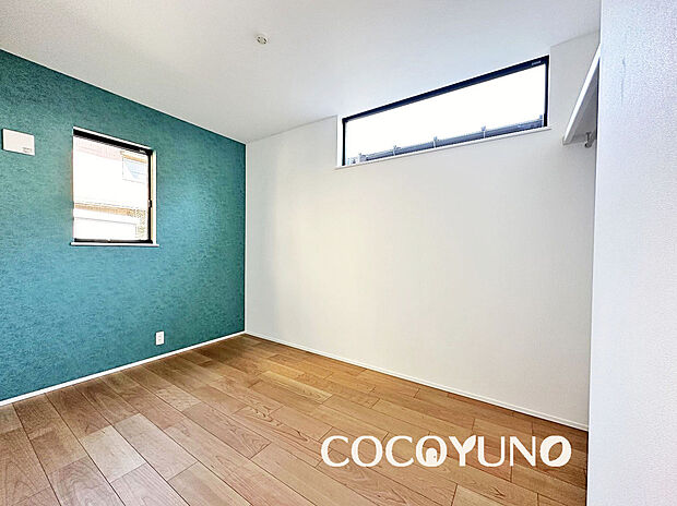 【洋室】当社施工例：高い位置に窓を設置する事で、外からの視線を遮りつつ、自然光を取り込む事が出来ます。