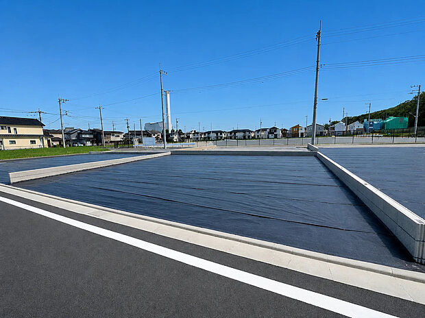 現地（2026年7月）撮影
D区画（販売中）現地土地写真
東側：幅員６ｍ
東側道路に面しており、朝日がたっぷりと差し込む土地となります。幅員6mの道路は、車の通行がスムーズに行え、駐車もしやすいです。