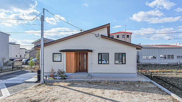 〈吹付仕上げのウッディモダンスタイルの外観〉
雨で汚れが落ちる三井ホームオリジナルの吹付材を使用。質感は現地で実際にみてお確かめください。【内覧予約受付中】
屋根には太陽光パネルを搭載。