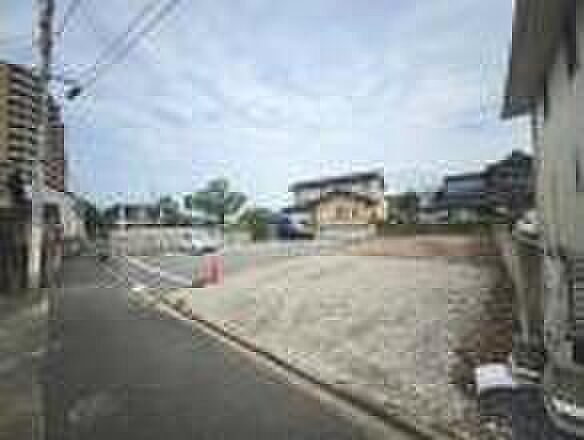 【前面道路より東方向を撮影】東側隣地は現在駐車場となっており、建物との距離があるため、圧迫感がなく開放的です。