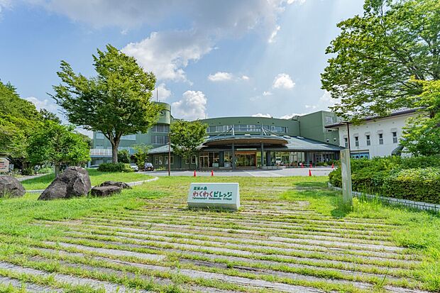 【高尾の森わくわくビレッジ / 車で16分】アスレチックやキャンプ場を備えた体験型宿泊施設。豊かな自然の中で、子どもから大人まで日常では味わえない驚きや発見を楽しめます。