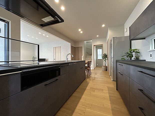 【キッチン】カップボード完備。食洗器も搭載しています!!