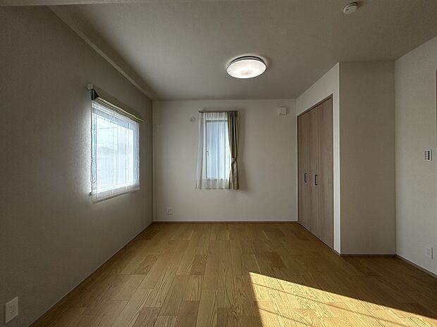 【2階南面洋室】2室続きの洋室です。ドア・収納もそれぞれありますので、将来的なリフォームもお手軽に対応可能です。