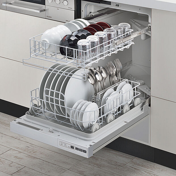 【食器洗い乾燥機（フロントオープンタイプ）】フラットな上段と大容量の下段に分かれた食洗機です。上段は手前いっぱいに引き出せ、下段は可動式ピンを倒すことでフライパンなどもラクに入ります。2つの洗浄ポンプの搭載により、短時間での洗浄コースと大幅な節水コースの選択が可能です。