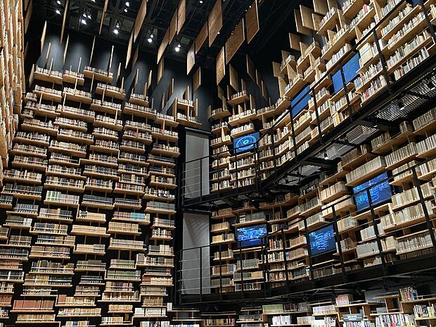 角川武蔵野ミュージアム(約3,300m)