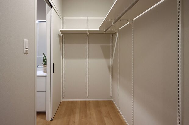 【回遊型ファミリークローク】スムーズな身支度、掃除や洗濯の時間短縮を叶える回遊型のファミリークローク。可動棚を活用して床から天井までたっぷり収納可能。