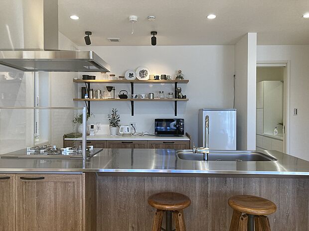 【キッチン】対面フラットキッチンが、空間の広がりと繋がりを演出。