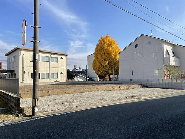 【現地写真(3)】現地（2025年12月14時）南側の道路より撮影。東側隣家との間に幅約3mの公園への進入路があるため、2号地は南東角地のような特性を持っており、日中の日当たりの確保がしやすい土地。