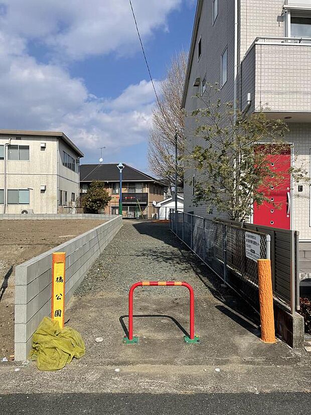 【現地写真(4)】東側が公園通路となっており東側のお宅から一定の間隔があきます。東から気持ちの良い朝日が入るよう計画が可能です。