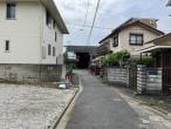 【【前面道路(西方向)】】平坦で舗装された綺麗な道路です。