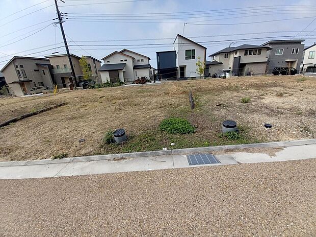 【北側境界標付近からの現地外観写真(14-7号地)】北側前面道路は6m。ゆとりのある幅員で、お車の出し入れもスムーズです。現地でご確認ください。