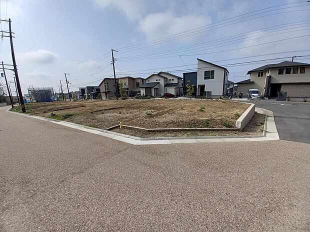 【北側境界標付近からの現地外観写真(14-8号地)】北西・北東・南の3方道路(幅6~10m)に囲まれた開放感たっぷりの角地区画。きれいな舗装道路で道幅も広く、見通しが良いのでお散歩や車の運転も快適。子育てに適した住環境です。