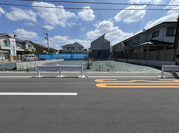 【前面道路含む現地写真】広い空と穏やかな住宅街に包まれる、家族の新しい暮らしの舞台。ここから、理想の住まいづくりを始めませんか。