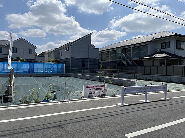 【前面道路含む現地写真】低層住宅が並ぶ街並みと、広がる空の開放感。家族の「こんな暮らしがしたい」を、この場所で描いてみませんか。