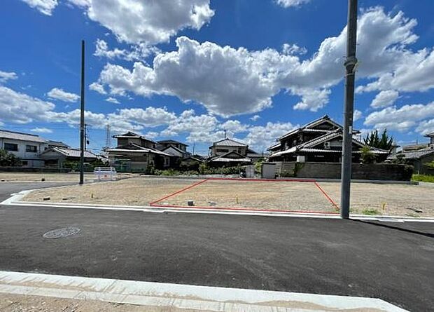 【19号地区画写真】前面道路は幅員約4.7mを確保。車の出し入れもしやすく、日々の通行もスムーズです。敷地との高低差も少なく、落ち着いた街並みの中で快適な暮らしを楽しめます。
