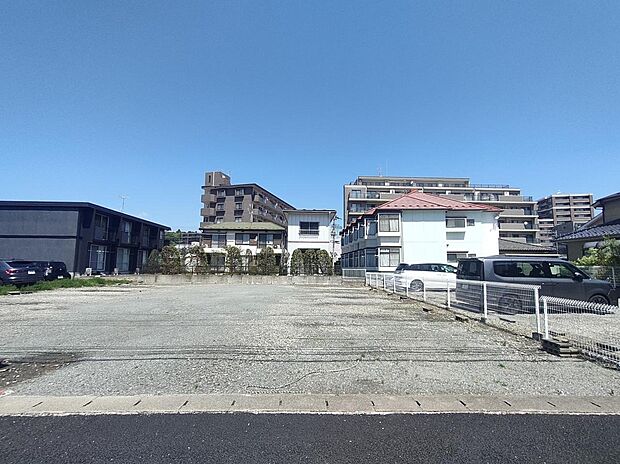 【現地写真】ゆとりある敷地で、住まいのプランニングも楽しめる土地です!
前面道路は10m以上あり、車の出入りもしやすく開放感があります。
周辺には生活に便利な施設もそろい、暮らしやすい住環境が魅力です。