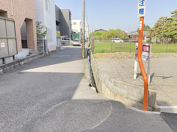 【現地写真】中心エリアへも通いやすく、商業施設・金融機関もそろった利便性の良い住環境。
前面道路(南)幅員約4.3m