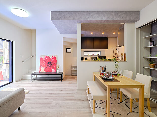 開放感のある空間設計で、家族や友人とゆったり過ごせます。