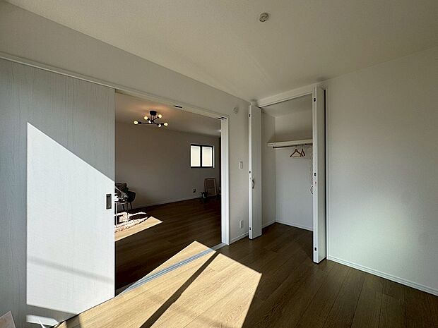 リビングに隣接した洋室は、お子様の成長に合わせてお部屋として活用可能。お子様が小さいうちは見守りやすく、将来的には個室として使える便利な空間です。