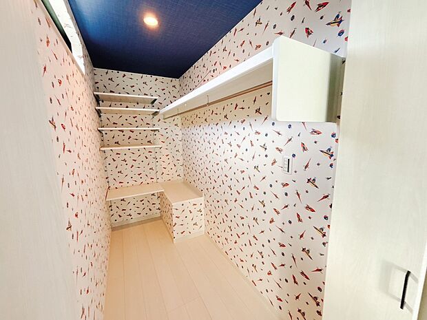 【クローゼット】奥行きがあるため、季節ごとの衣類や大きなアイテムも無理なく収納可能です。