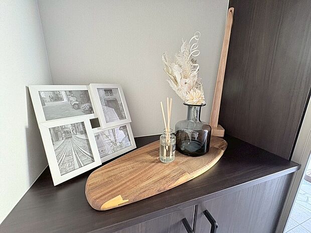 【エントランス】玄関に鍵や写真立てを配置することで、玄関が一気にオシャレ度アップ!