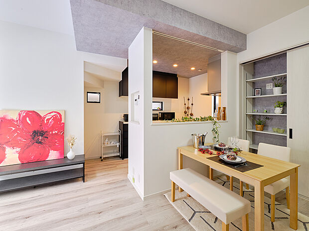 【リビングダイニング】収納スペースが豊富なので、すっきりとした生活が実現可能。日常的に使うアイテムや大切なものをしっかり整理でき、ストレスのない生活をサポートします。