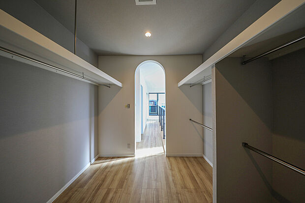 【【施工例】ウォークインクローゼット】ウォークインクローゼットを完備しており、衣類やおもちゃなどの収納に便利です。整理整頓がしやすく、散らかりがちな子供部屋でもスッキリ保てます。